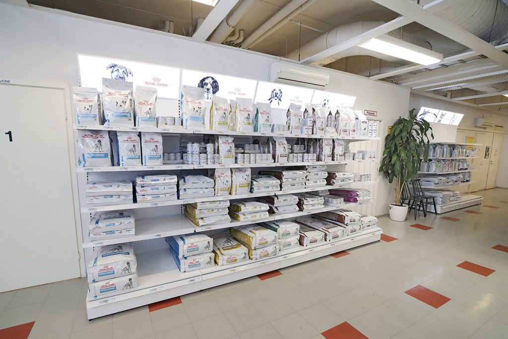 Ruokahyllyjä klinikan käytävällä